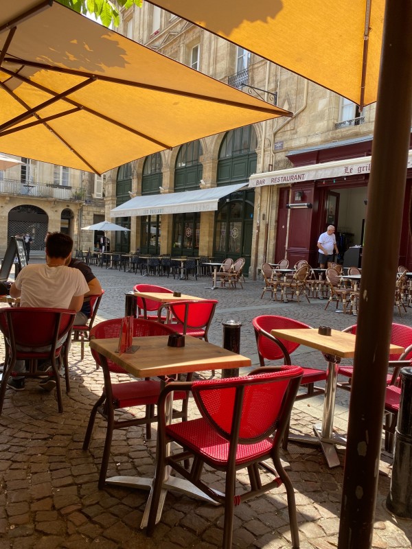  Vente d’un fonds de commerce idéalement situé place parlement à Bordeaux 